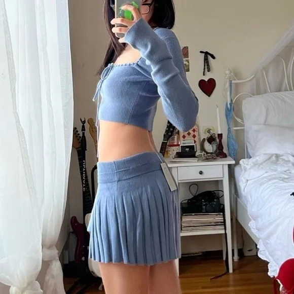 Guizio set long sleeve crop top and baby Blue Pleated mini Skirt knit - Picture 3 of 14